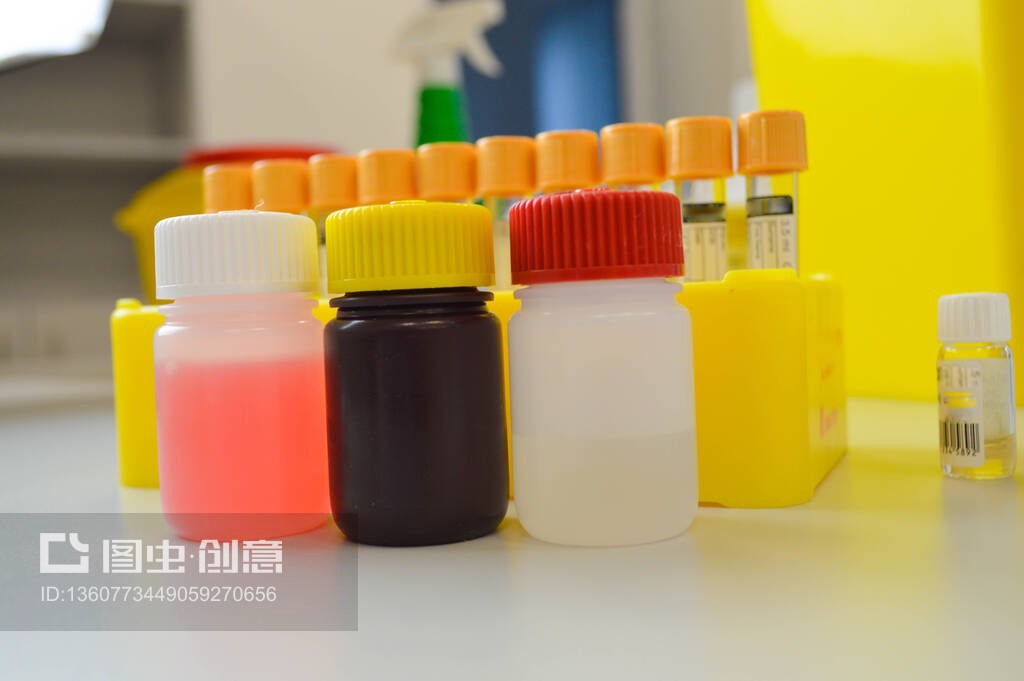 一套带彩色试剂溶液的小瓶在一个真正的医学实验室。背景彩色试管。
